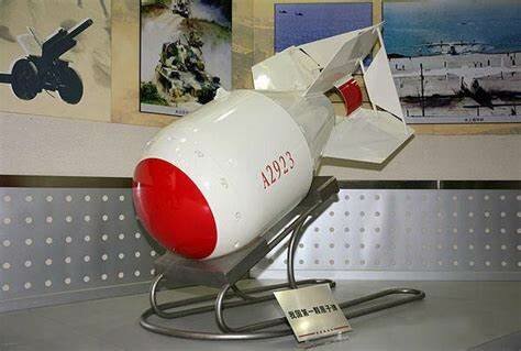 China estalla su primera bomba atómica