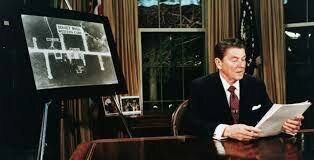 Lanzamiento de la iniciativa de defensa estratégica.