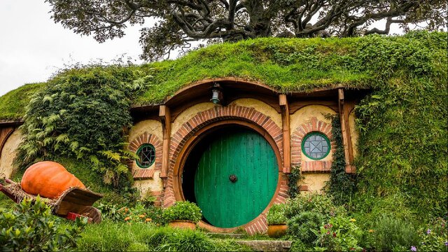 Gandalf Arrives at Bilbo's Home