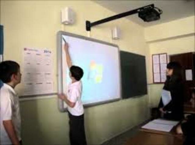 Incorporación de pizarrones digitales y equipos informáticos.