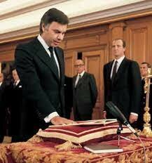 El PSOE gana las elecciones generales por mayoría absoluta y Felipe González se convierte en presidente del Gobierno. 1ª legislatura.