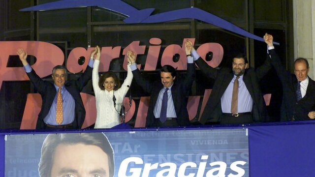 El Partido Popular gana en las elecciones generales por mayoría simple y José María Aznar se convierte en presidente del Gobierno.