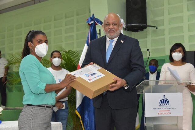 Todos los profesores tienen un ordenador.