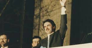 El Partido Popular gana en las elecciones generales por mayoría absoluta y José María Aznar se mantiene como presidente del Gobierno