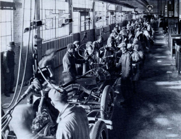 HENRY FORD INICIO LA LINEA DE MONTAJE EN SERIE