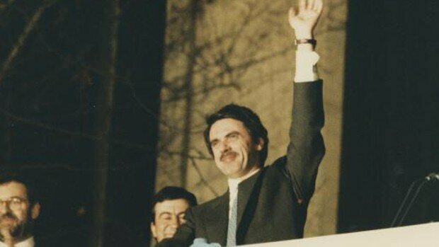 El Partido Popular gana en las elecciones generales por mayoría absoluta y José María Aznar se mantiene como presidente del Gobierno.