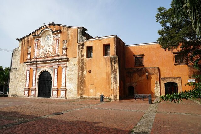 Primera universidad oficial de América