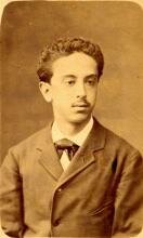 Comença a cursar la carrera d'advocat.