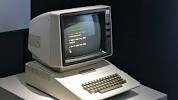 Steve Wozniak y Steve Jobs presentaron el Apple II.