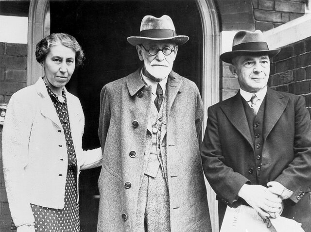 Anna Freud es cortejada por Ernest Jones