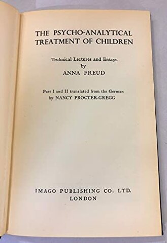 Se publican las primeras conferencias de Anna Freud en The Psychoanalytic Treatment of Children.