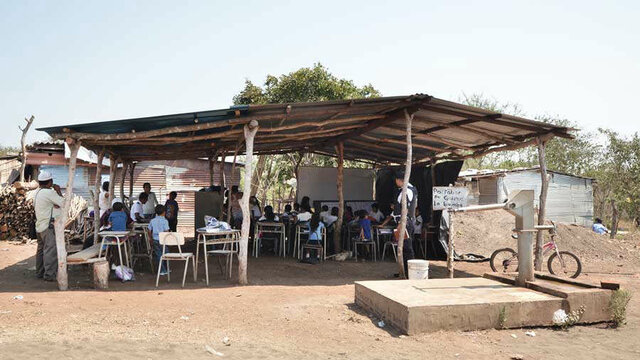 Construcción de escuelas y contratación de maestros