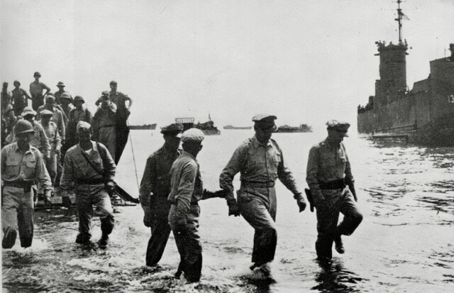 MacArthur returns to Philippines