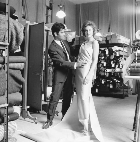 Als einer der ersten freien Designer der modernen Modeindustrie ist Karl Lagerfeld in Frankreich, Italien, England und Deutschland tätig