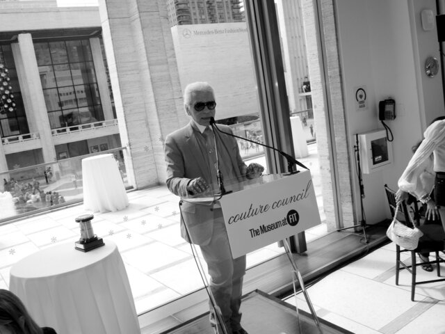 Karl Lagerfeld wird vom Fashion Institute of Technology (FIT) in New York mit dem „Couture Council Fashion Visionary Award“ ausgezeichnet