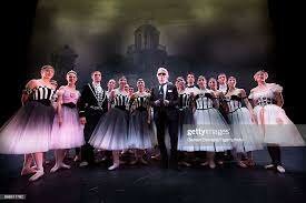 Auf Anregung des Choreografen und Ballettdirektors Benjamin Millepied entwirft Karl Lagerfeld die Kostüme für die Ballettproduktion „Brahms-Schöneberg Quartett“, die in der Operá Bastille in Paris aufgeführt wird.