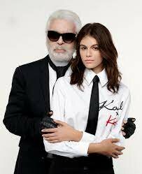 Karl Lagerfeld bringt in Zusammenarbeit mit dem international renommierten Model Kaia Gerber die Kollektion KARL LAGERFELD X KAIA heraus