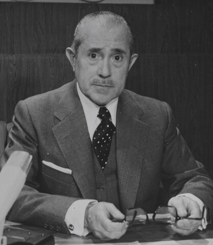 Cese de Arias Navarro como presidente del gobierno.