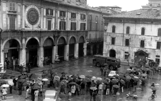 Scoppio bomba a Brescia, in piazza della Loggia