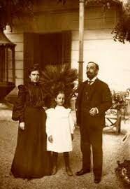 Neix la seva primera filla Margarida.