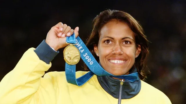 Cathy Freeman wins 400m
