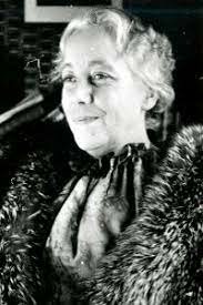 Karen comenzó a proponer modificaciones basadas en las observaciones de sus pacientes mujeres y en experiencias propias