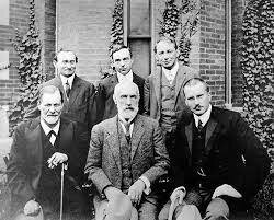 Reich intentó someter a análisis con Freud, quien se rehusó a hacer una excepción a su política de no tratar a los miembros de su círculo psicoanalítico