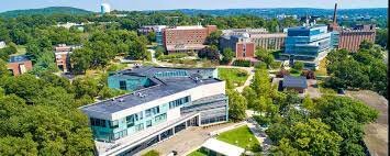 Kelly desempeñó un cargo en Branders University, a las afueras de Boston