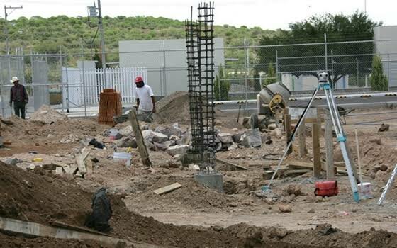 Construcción de escuelas y contratación de maestros