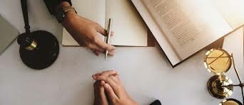 Maslow obtiene su licenciatura en psicología