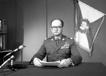 Golpe militar en Polonia. Se decreta la ley marcial y Walesa es encarcelado.