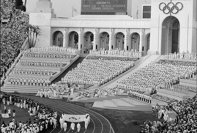 La URSS y sus aliados boicotean los Juegos Olímpicos de Los Angeles.