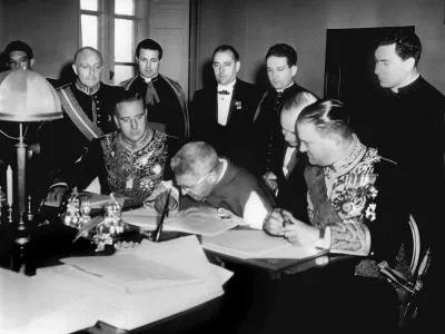 Firma del concordato con el Vaticano y de los acuerdos con Estados Unidos