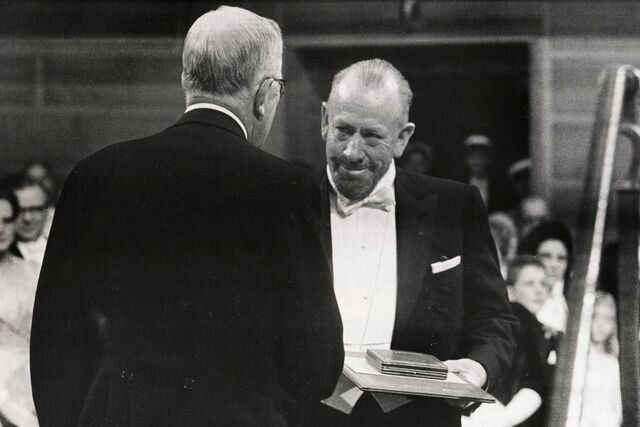 Vince il Premio Nobel per la letteratura