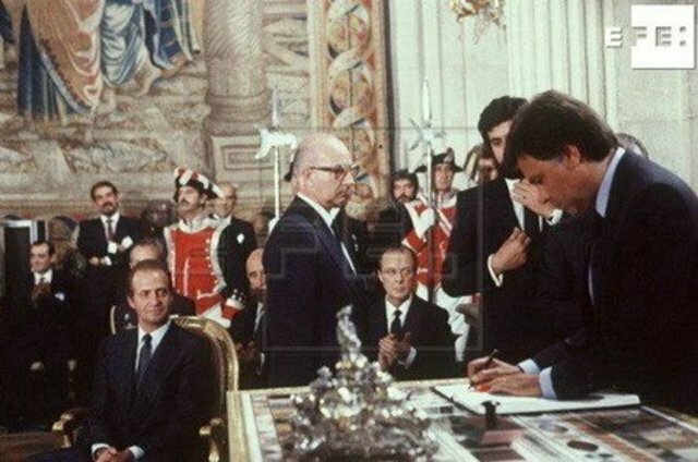 El PSOE gana las elecciones generales por mayoría absoluta y Felipe González se convierte en presidente del Gobierno. 1ª legislatura.