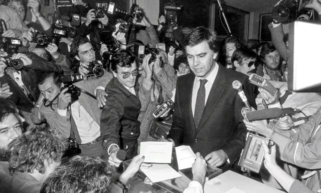 El PSOE gana las elecciones generales por mayoría absoluta y Felipe González se convierte en presidente del gobierno. 1° legislatura