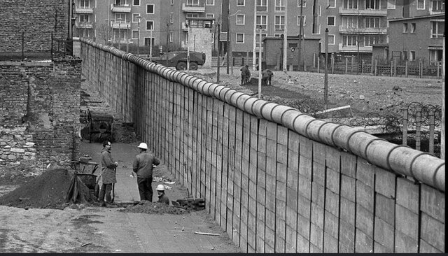 Building the Berlin Wall