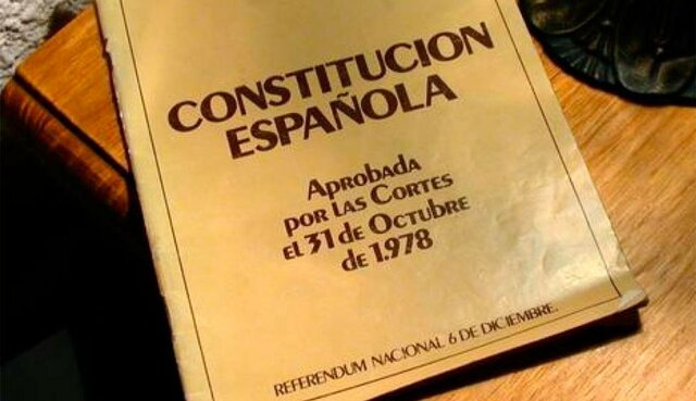 Entra en vigor la Constitución de 1978.