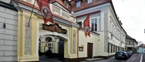 В. Дунін-Марцінкевіч пачынае супрацоўніцтва з выдаўцамі