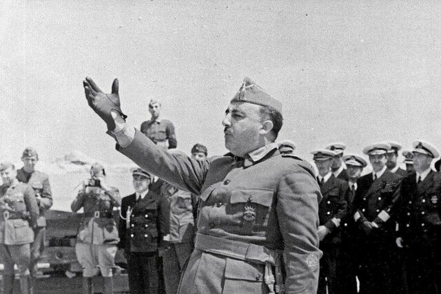 Franco envia a la Divisió Blava a la guerra.
