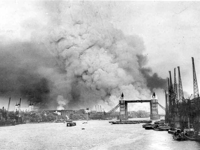 Alemanya bombardeja Londres.