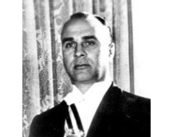 Asume Jorge Pacheco Areco.