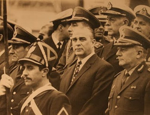 Crisis ministerial: dos interpelaciones en días sucesivos provocan la renuncia dedos ministros. Pacheco pide la renuncia de todo el gabinete para permitir su reestructura.