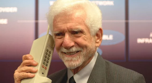 Primer dispositivo celular