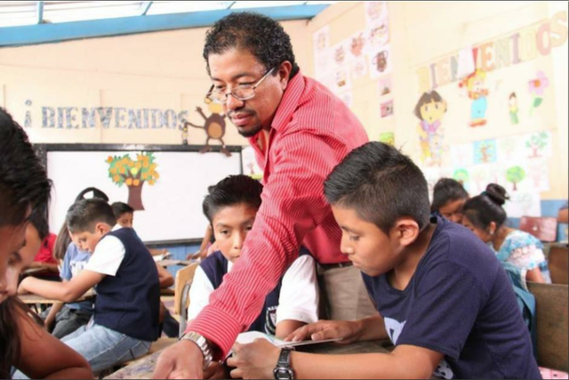 Cuál es la situación laboral de los maestros en la región Parte II