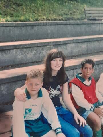 Mein Bruder und ich auf dem baverter Sportplatz im Jahr 2004