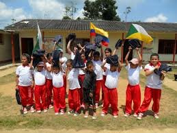 1990: Se inicia la educación Posprimaria, como alternativa para aquellos estudiantes que egresaban de la escuela en grado quinto.