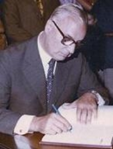 Renuncia el Ministro de Industria J. Peirano Facio luego de ser censurado por elparlamento.