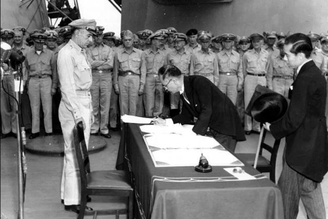 El Japó es rendeix a EE.UU.