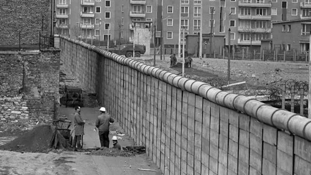 CAE EL MURO DE BERLING